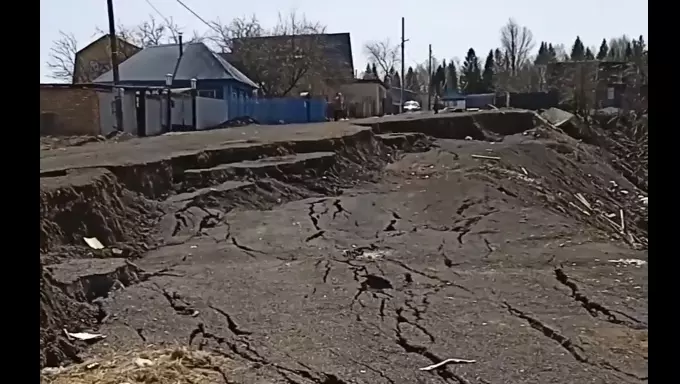 Оползень разрушил дорогу в Челябинской области
