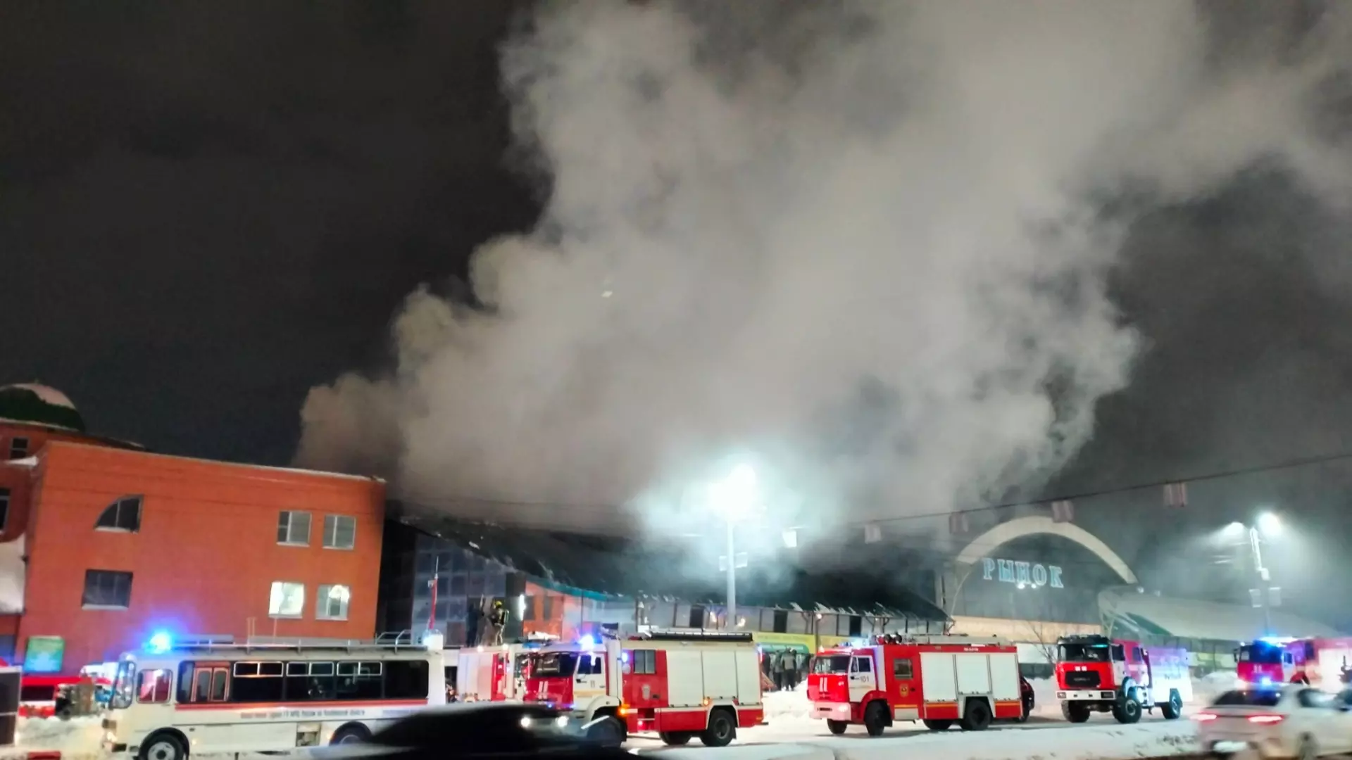 Пожар на рынке «Восточный город» в Челябинске