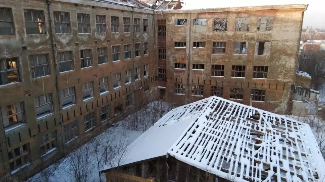 Здание индустриального техникума по улице Большевистской, 11 в Магнитогорске. Вид с высоты