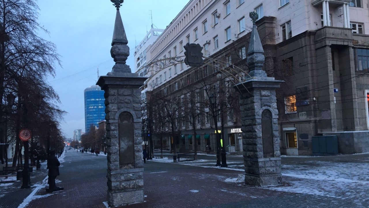 Челябинские автомобилисты снесли ограждение на пешеходной зоне Кировки