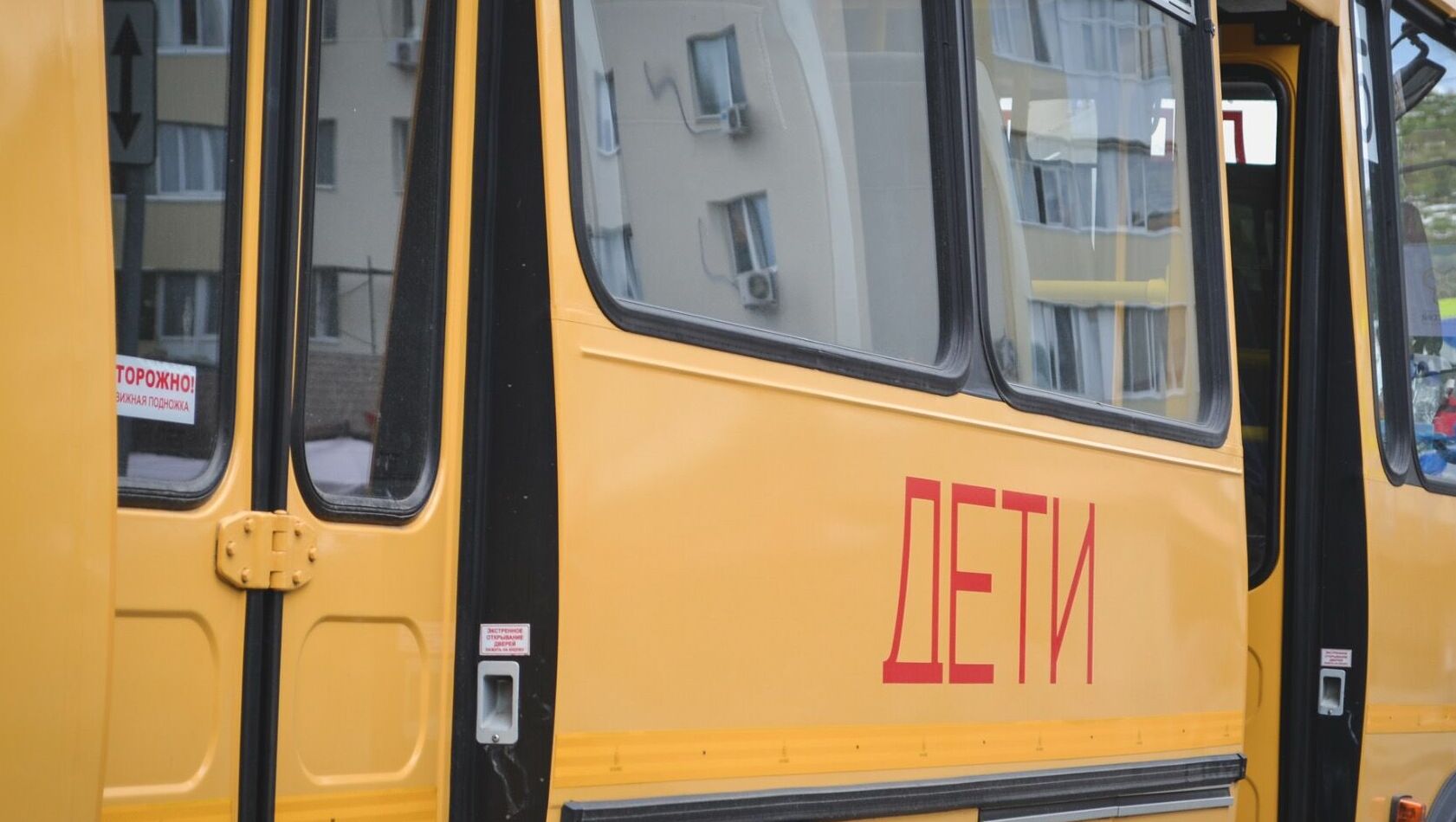 Школьный автобус улетел в кювет и перевернулся в Челябинской области