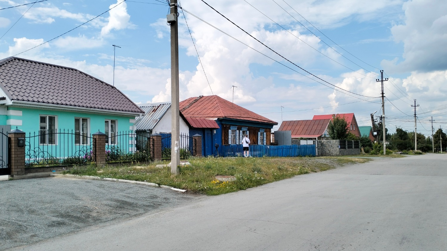 Дом семьи Ческидовых выглядит явно беднее домов соседей