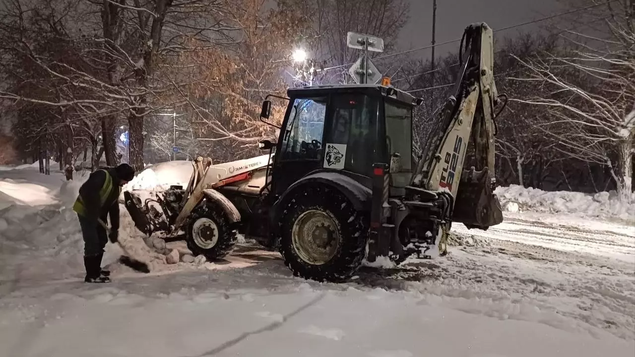 331 единица техники и 557 рабочих убирают снег в Челябинске 8 февраля