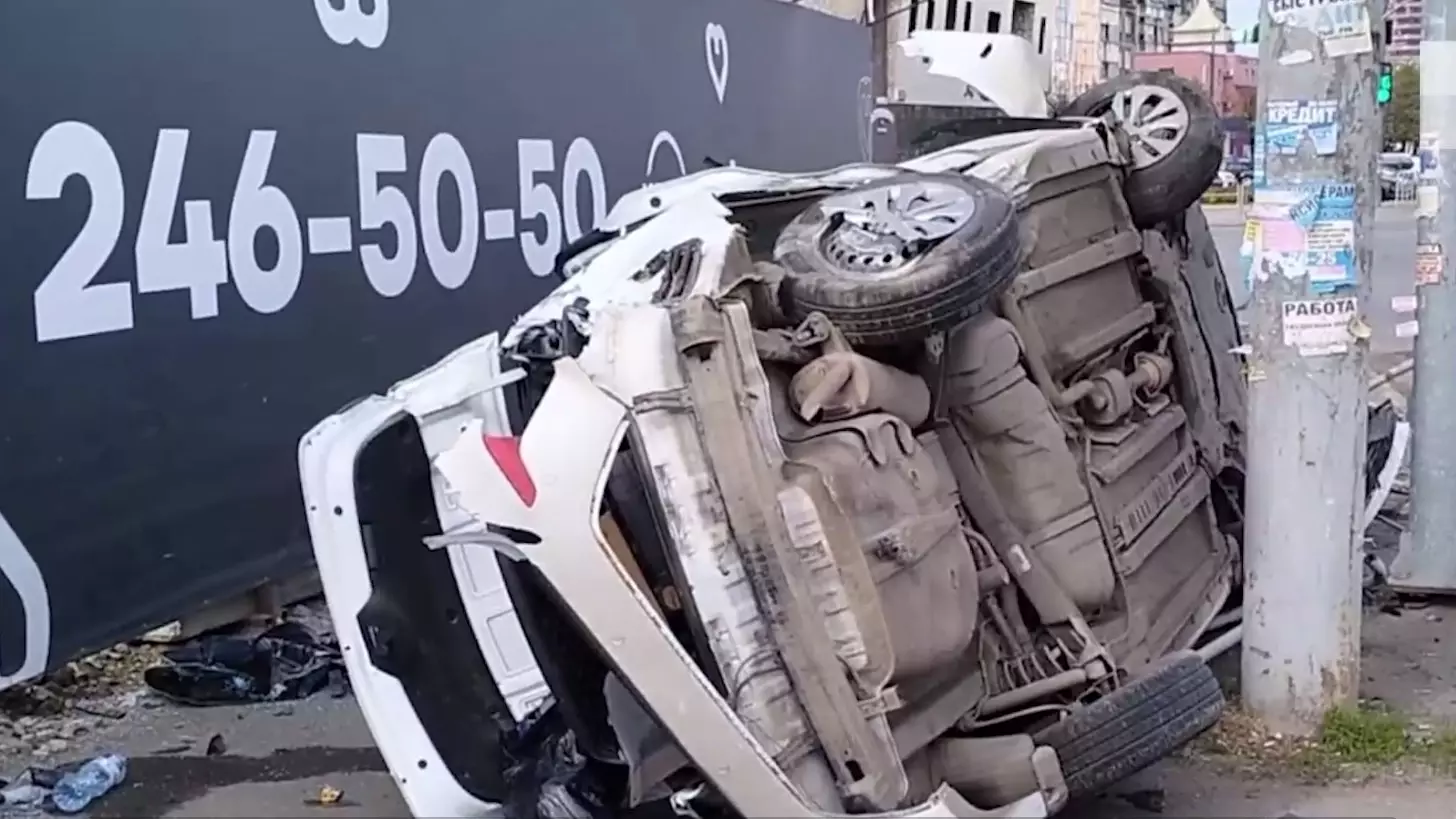 Машина в Челябинске перевернулась в результате ДТП