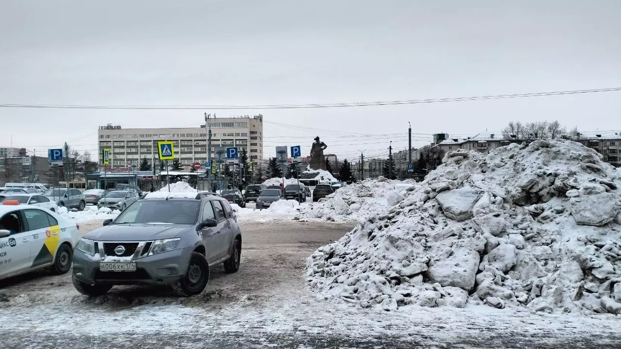 Неубранный снег с привокзальной площади Челябинска