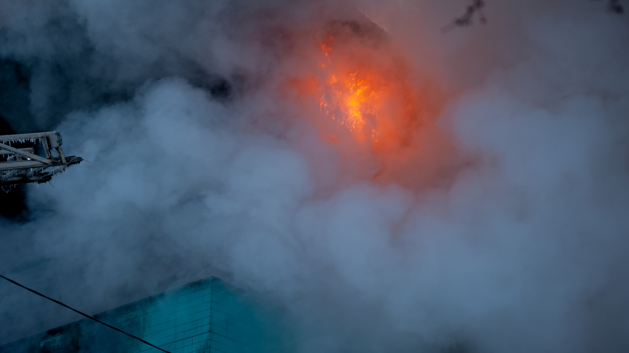 Пожар на ЧЭМК в Челябинске: из цехов эвакуировали людей