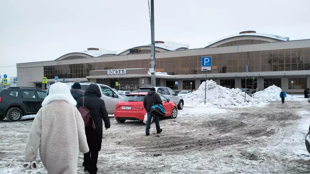 Уезжающие из Челябинска тоже наблюдают горы снега вблизи входа в здание железнодорожного вокзала