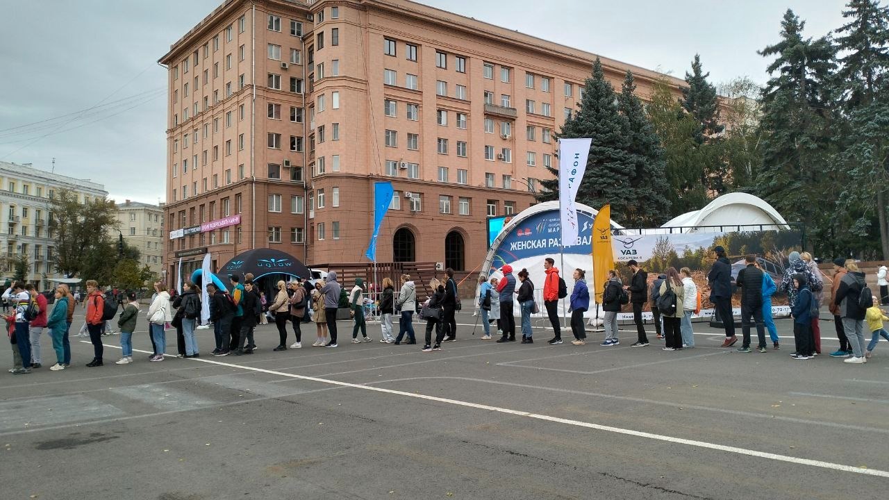 Жители Челябинска стоят в длинной очереди, чтобы записаться на участие в марафоне