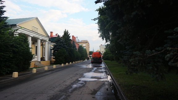 Полив деревьев и улиц вновь усилят в Челябинске в условиях аномальной жары