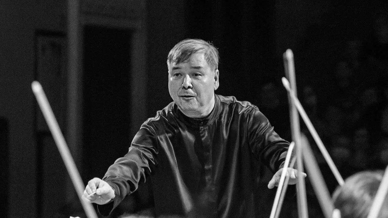 Адик Абдурахманов дирижирует Челябинским симфоническим оркестром