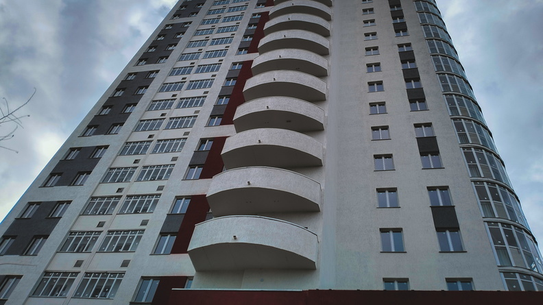Труп мужчины нашли под окнами многоэтажки в Челябинске