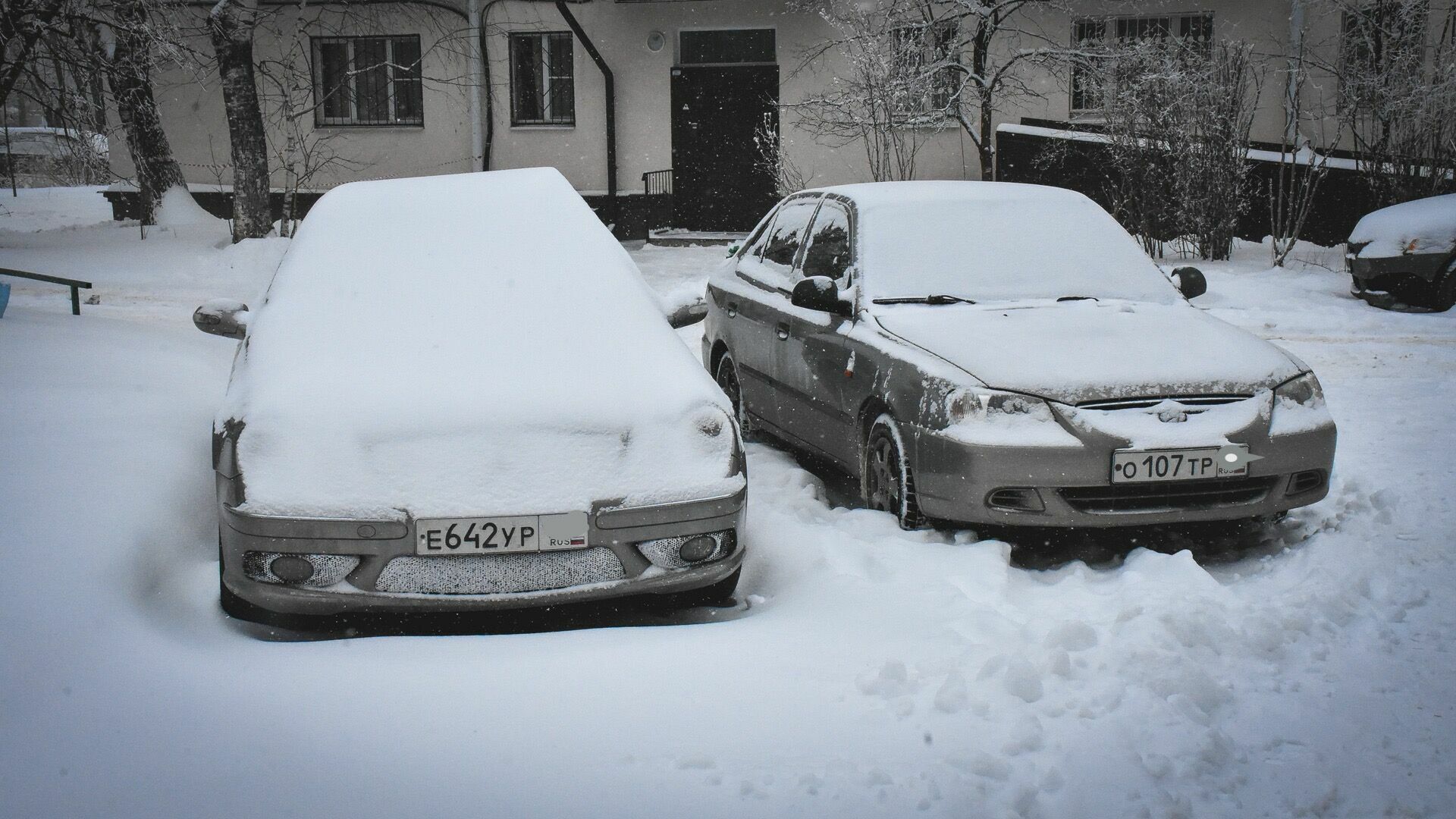 Машины застревают в снегу прямо под окнами домов в Челябинской области