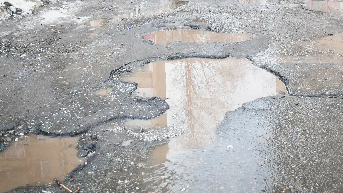 Яма на яме: жители челябинского района рассказали о качестве дорог