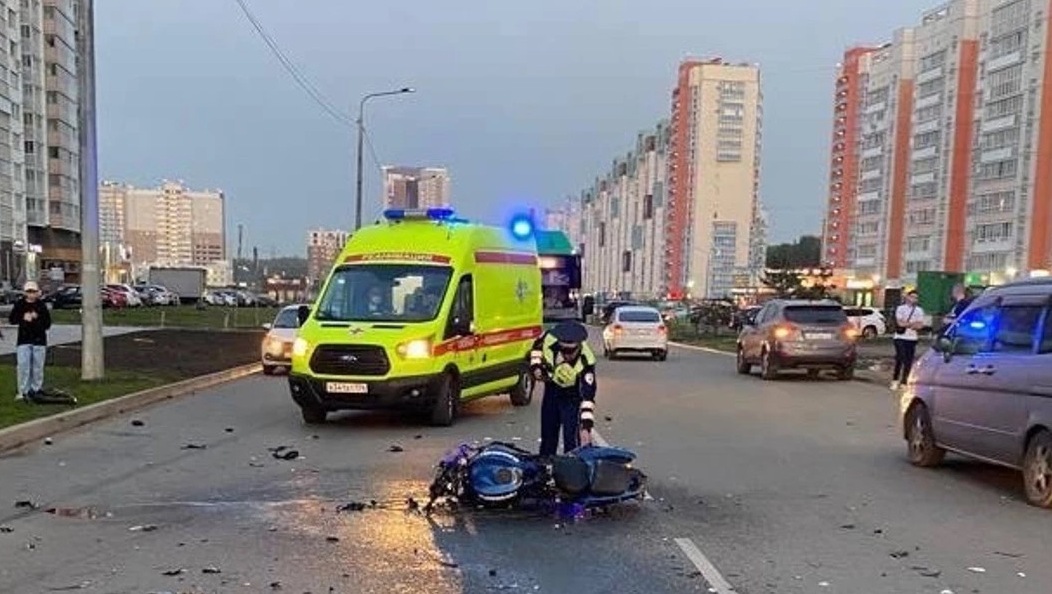 Мотоциклист погиб в ДТП с двумя автомобилями в Челябинске