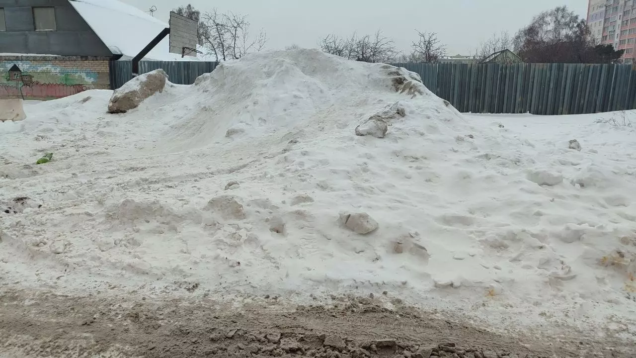 Куча мусора, занесенная снегом, на улице Героев Танкограда, 55 в Челябинске