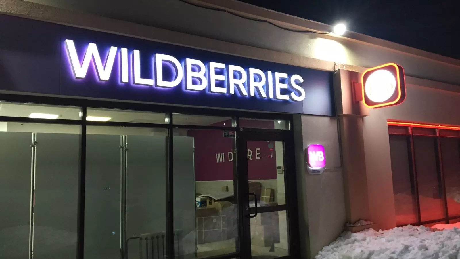 Человек в камуфляже забрал без оплаты товары в южноуральском Wildberries