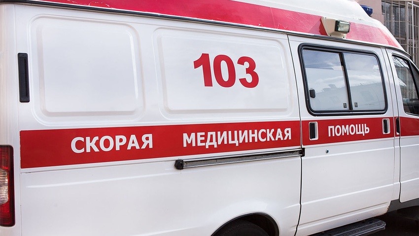 Мужчина внезапно умер на улице у железнодорожного вокзала в Челябинске