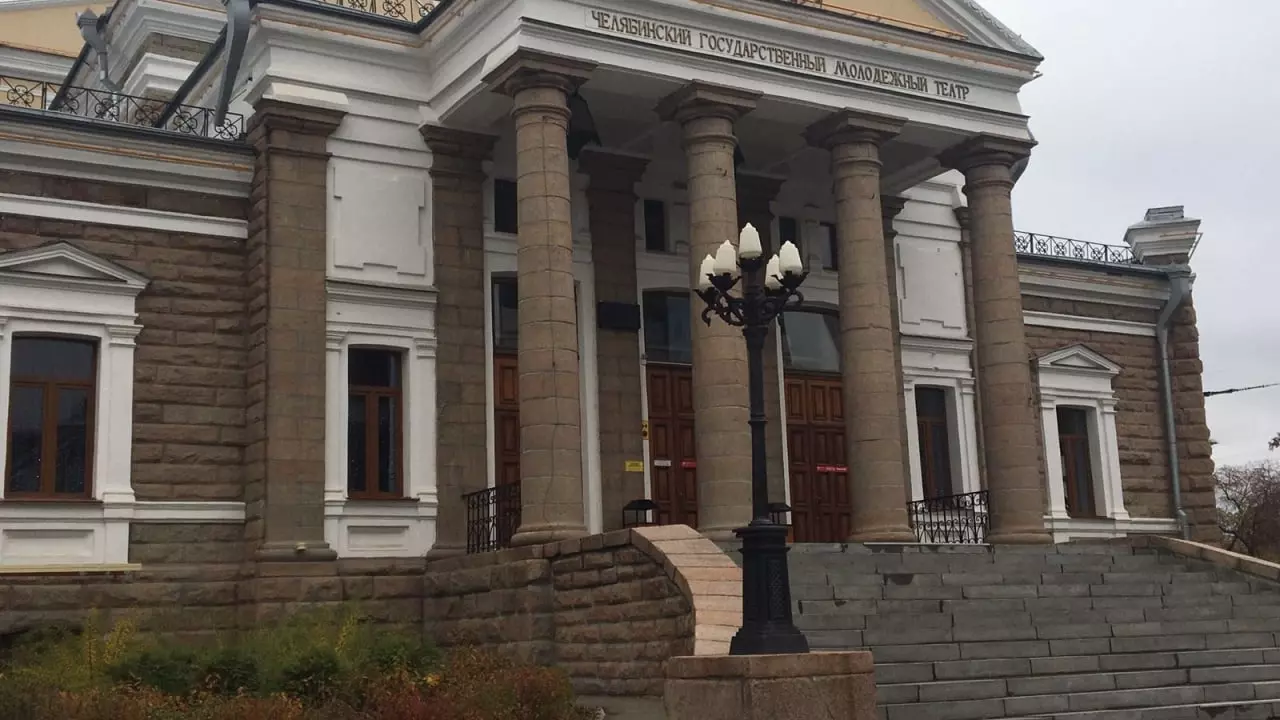 Молодежный театр в центре Челябинска занимает историческое здание постройки начала ХХ века. Ранее здание называлось Народным домом