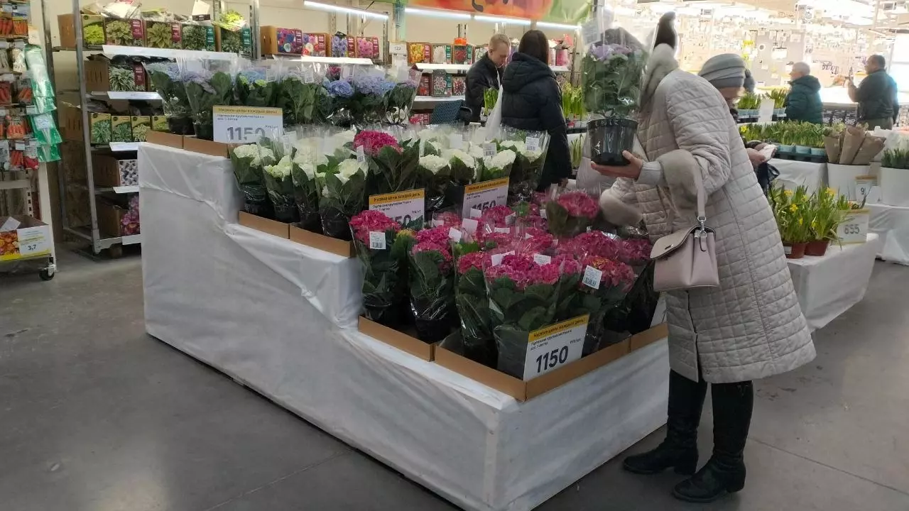 Женщины покупают цветы