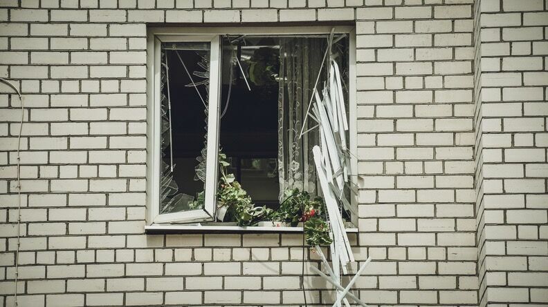 Труп в окне общежития увидели жители Челябинска