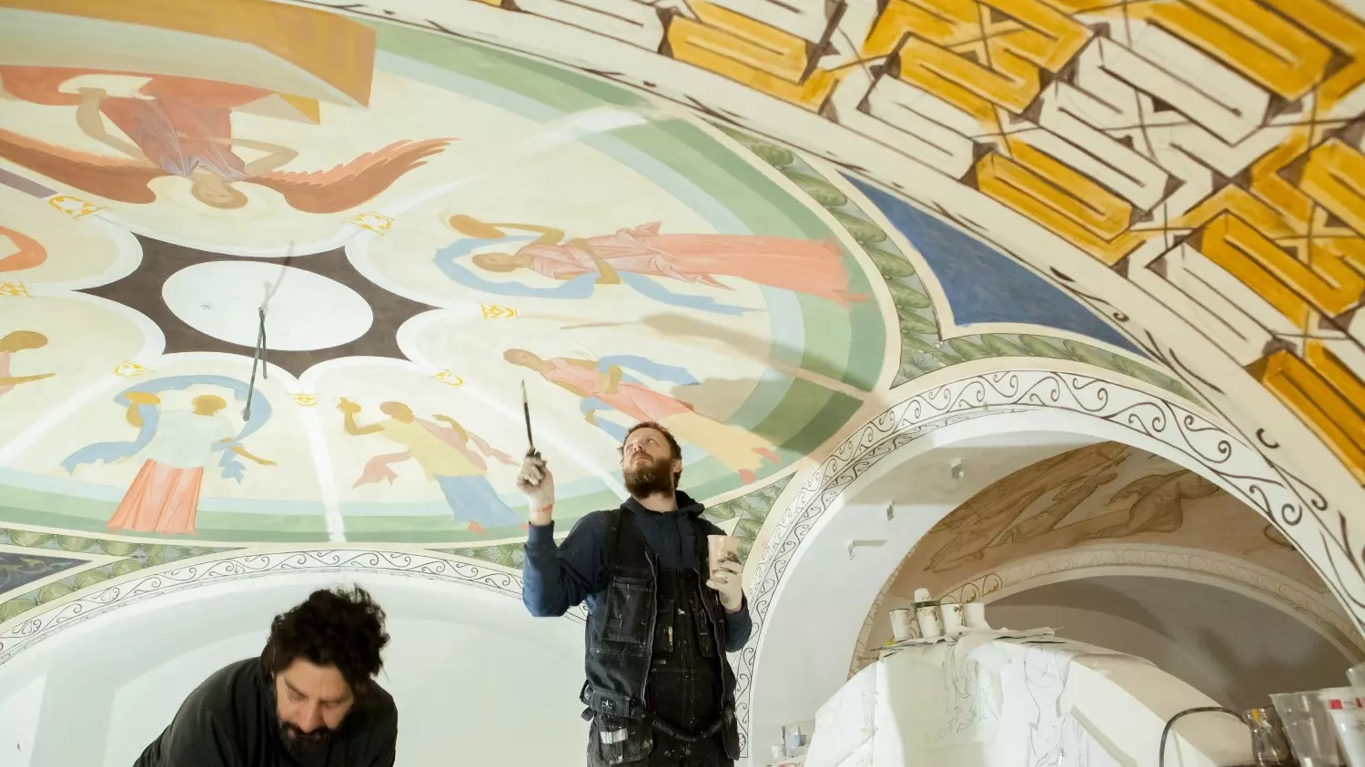 Художники расписывают своды нижнего храма