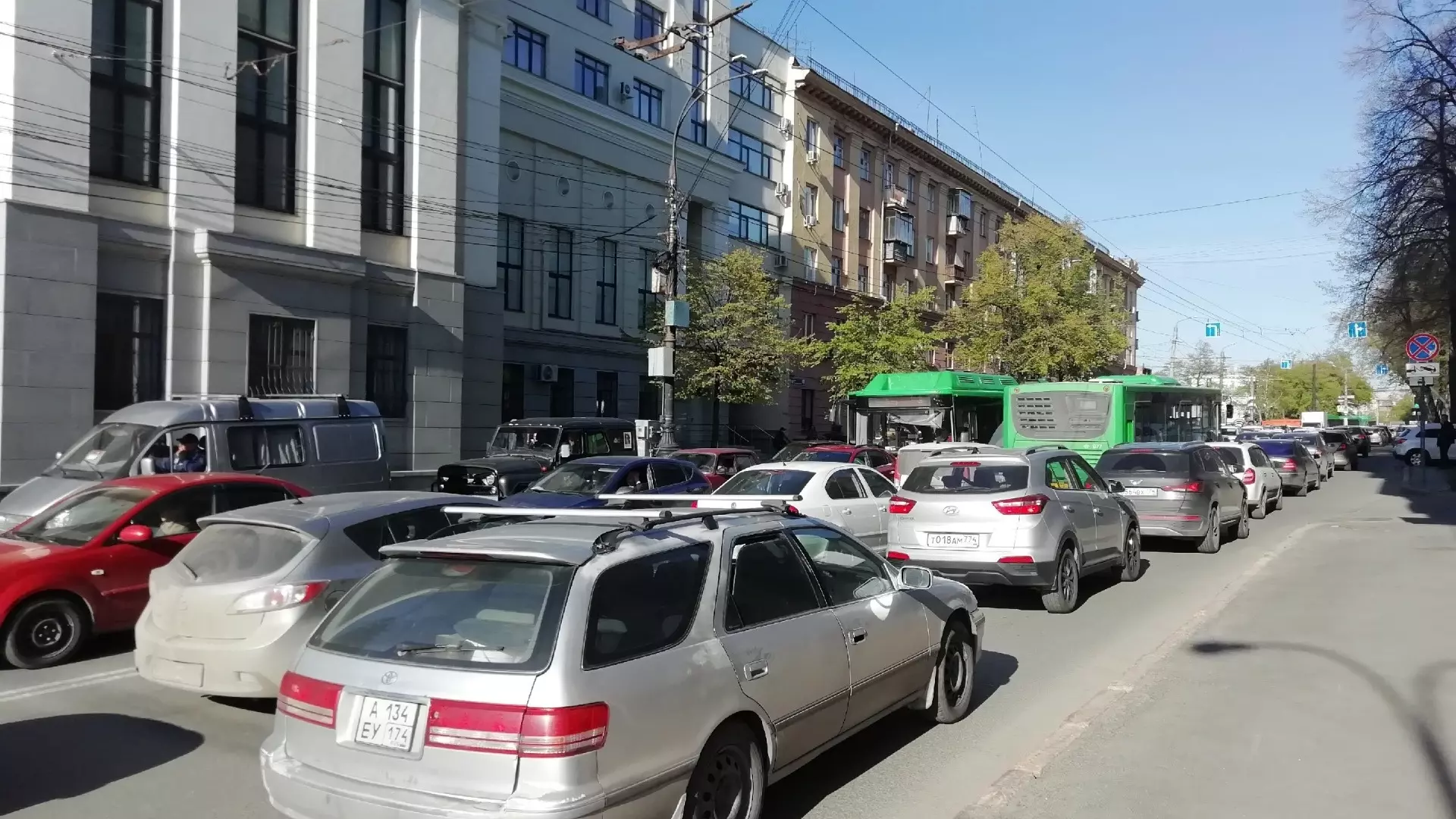 Пробки возникли в центре Челябинска из-за репетиции парада Победы