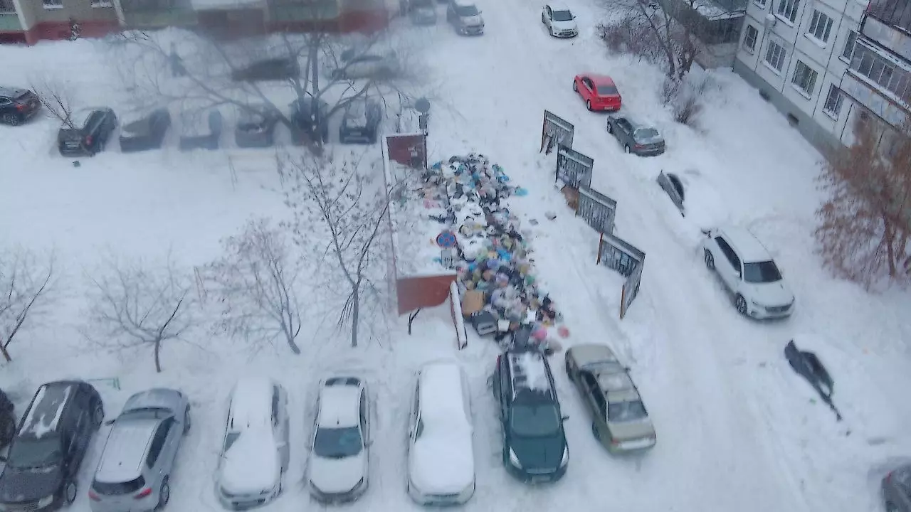 31 декабря 2023 года. С одной стороны к заваленной мусором контейнерной площадке в Челябинске подъезд перекрыли припаркованные машины местных жителей