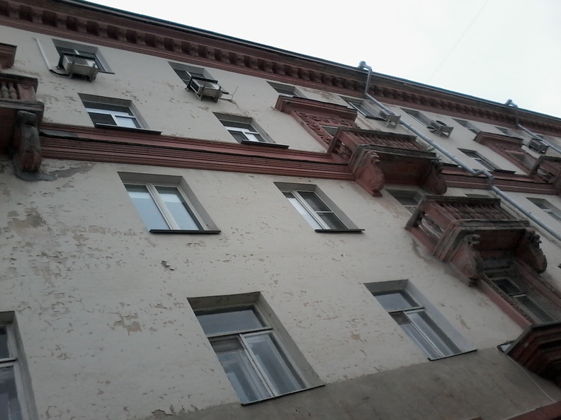 Выпала с балкона и разбилась насмерть женщина в Челябинске