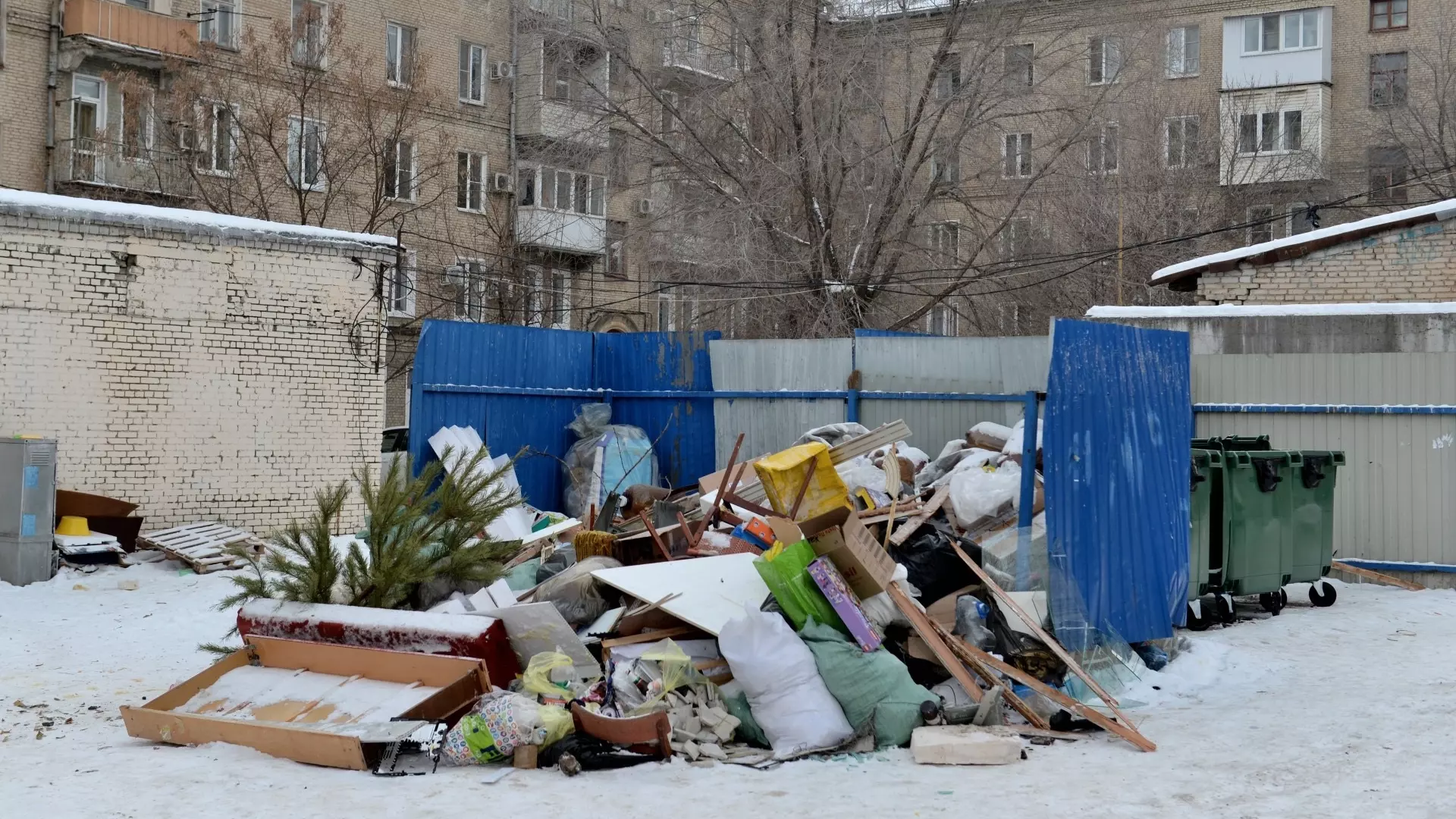 В Челябинске за мусорные завалы наказывают управляющие компании
