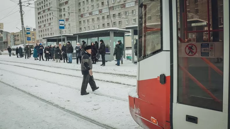 В Челябинске кондуктора трамвая увезли на скорой после встречи с пассажиром