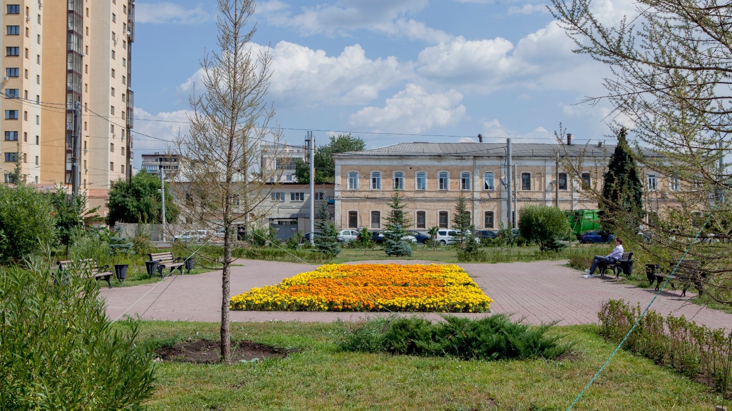 Площадь Павших остается одной из двух старых площадей Челябинска, сохранившихся с дореволюционных времен