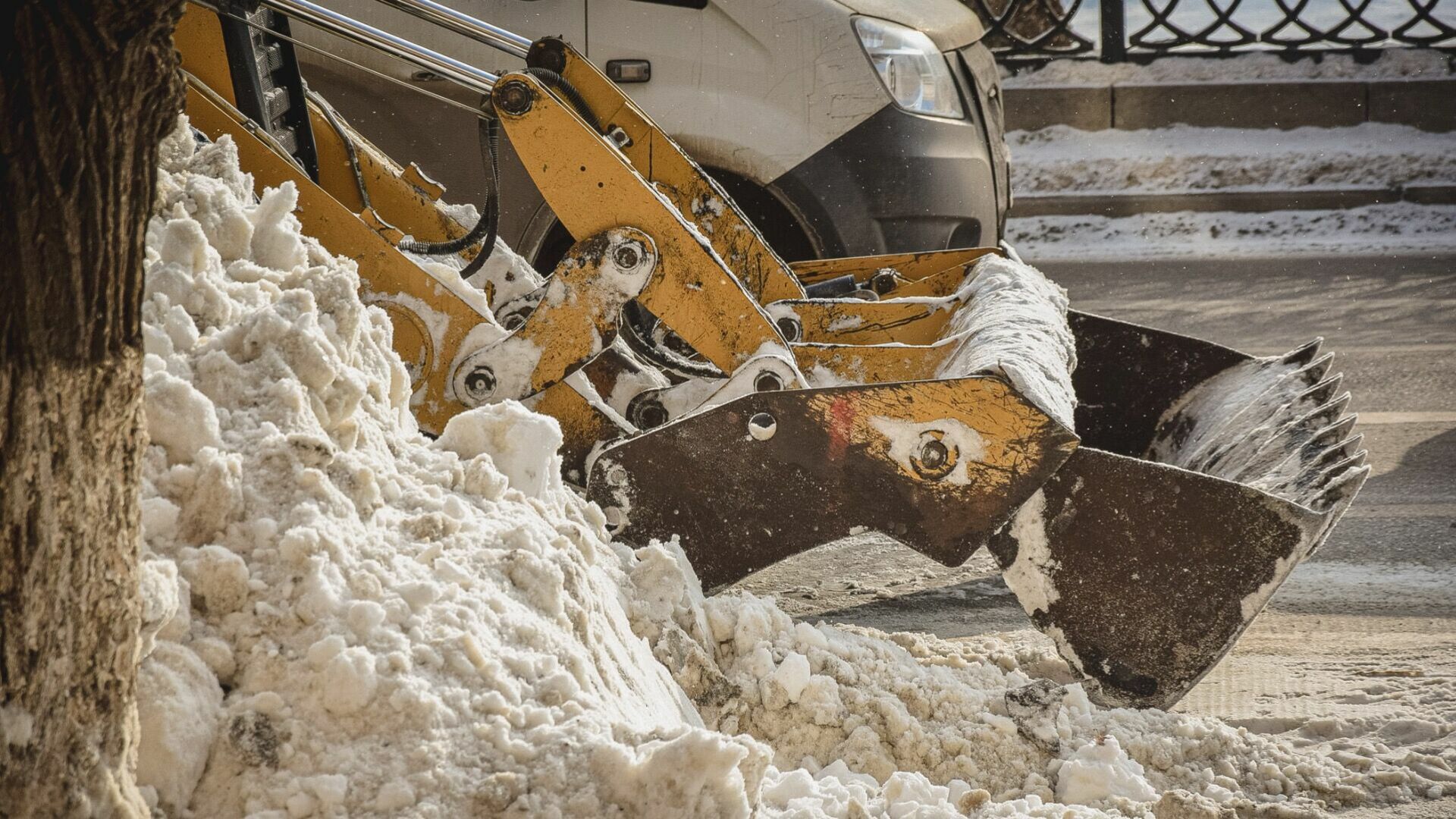 Рабочие почистили дороги от наледи и асфальта в Челябинской области