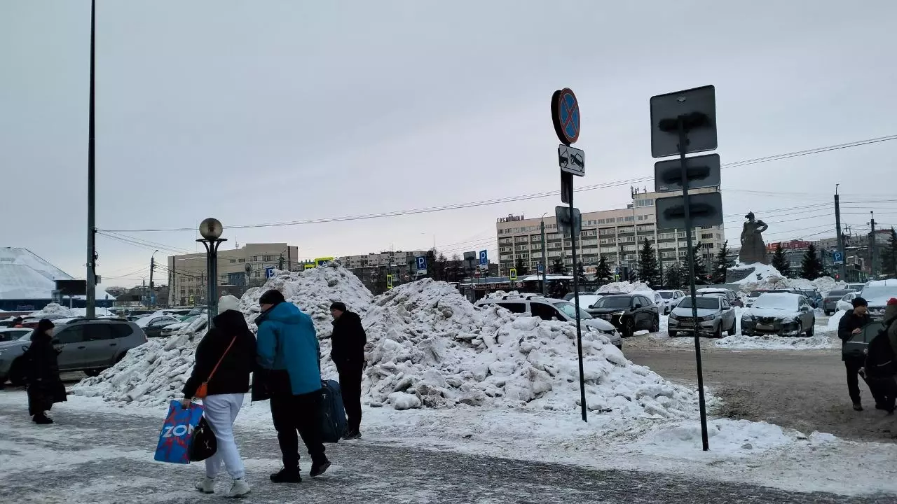 Вид на привокзальную площадь при выходе из здания железнодорожного вокзала в Челябинске
