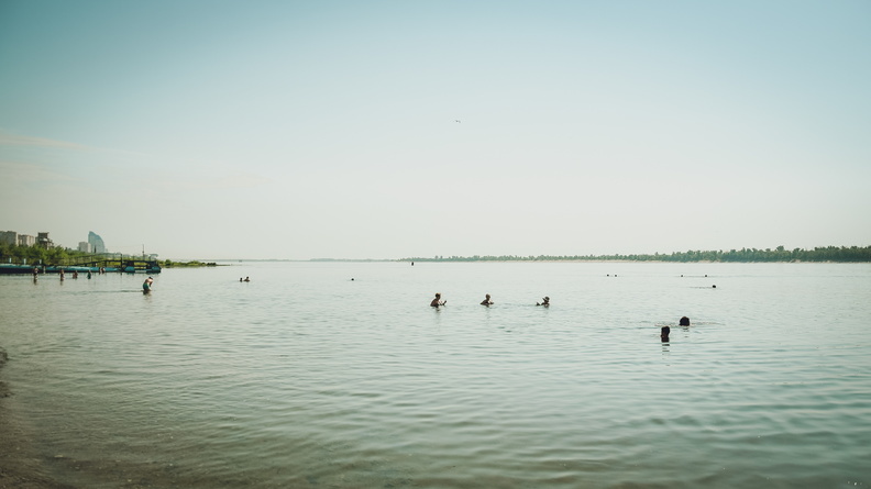 Опасное путешествие: детей на надувном матрасе отнесло от берега озера в Челябинске