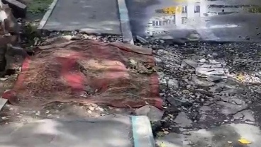 «А разуваться надо?»: раскопанный асфальт прикрыли ковром в Челябинске