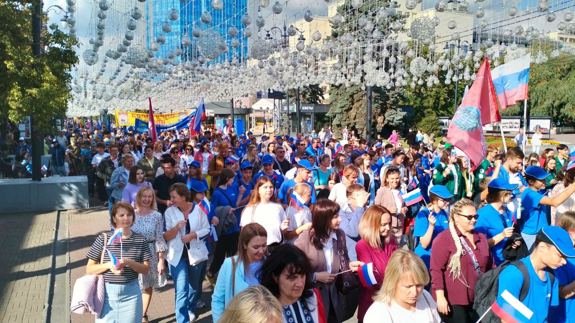 Массовое шествие по пешеходной Кировке в Челябинске в День флага России