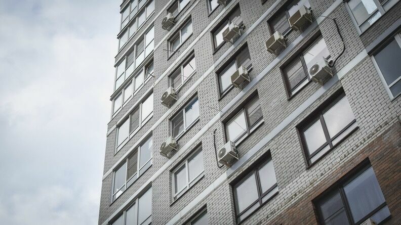 18-летний парень выпал из окна на девятом этаже в Челябинске