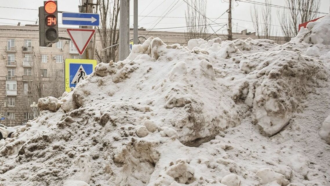 Факт сброса снега под дорожную развязку в центре Челябинска проверит прокуратура