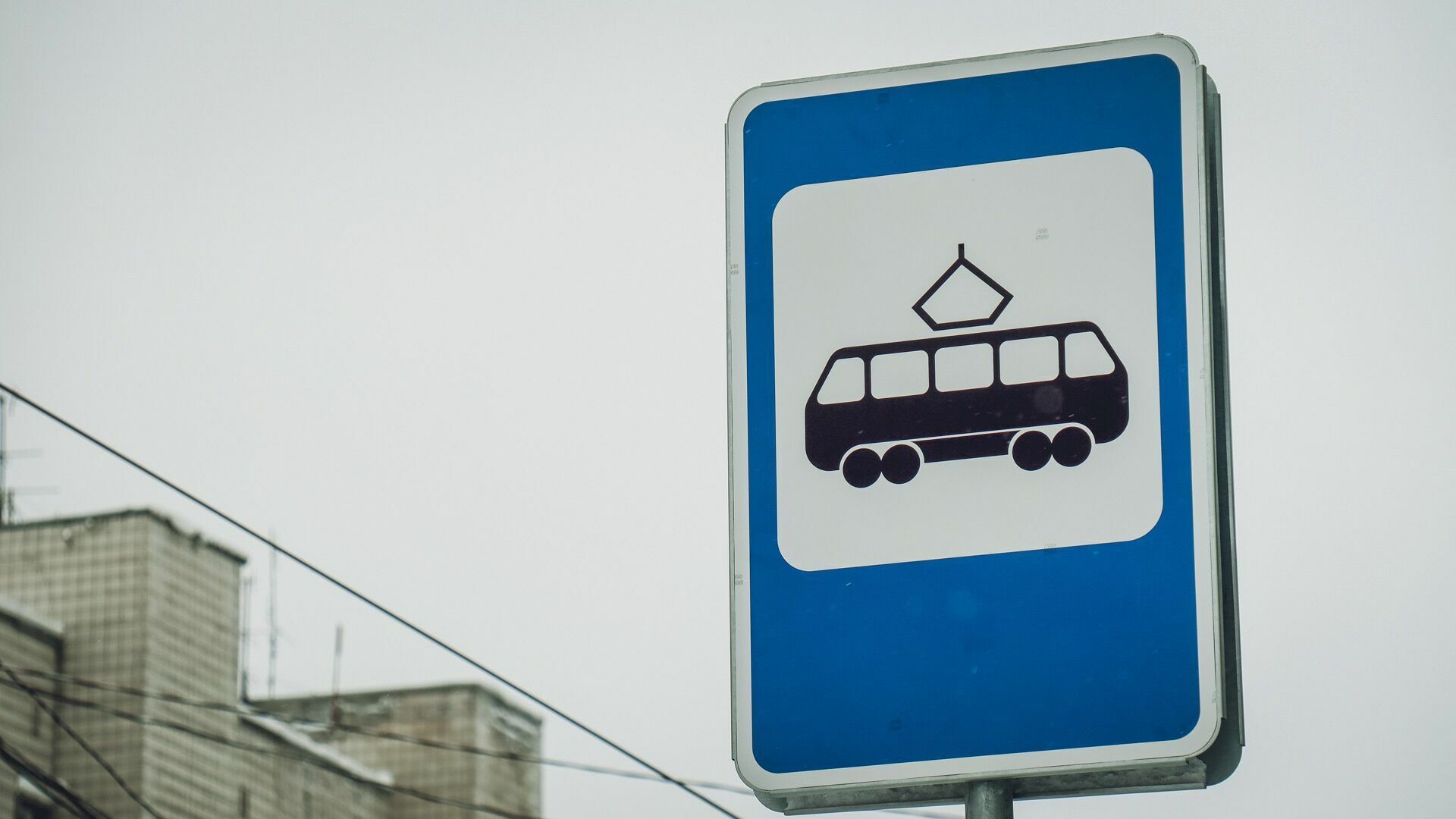 Трамвай сошел с рельсов и затруднил движение на проспекте Победы в Челябинске