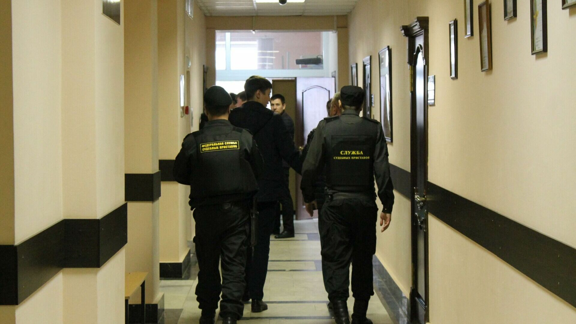 Суд отправил домой задержанного за долги по налогам челябинского депутата
