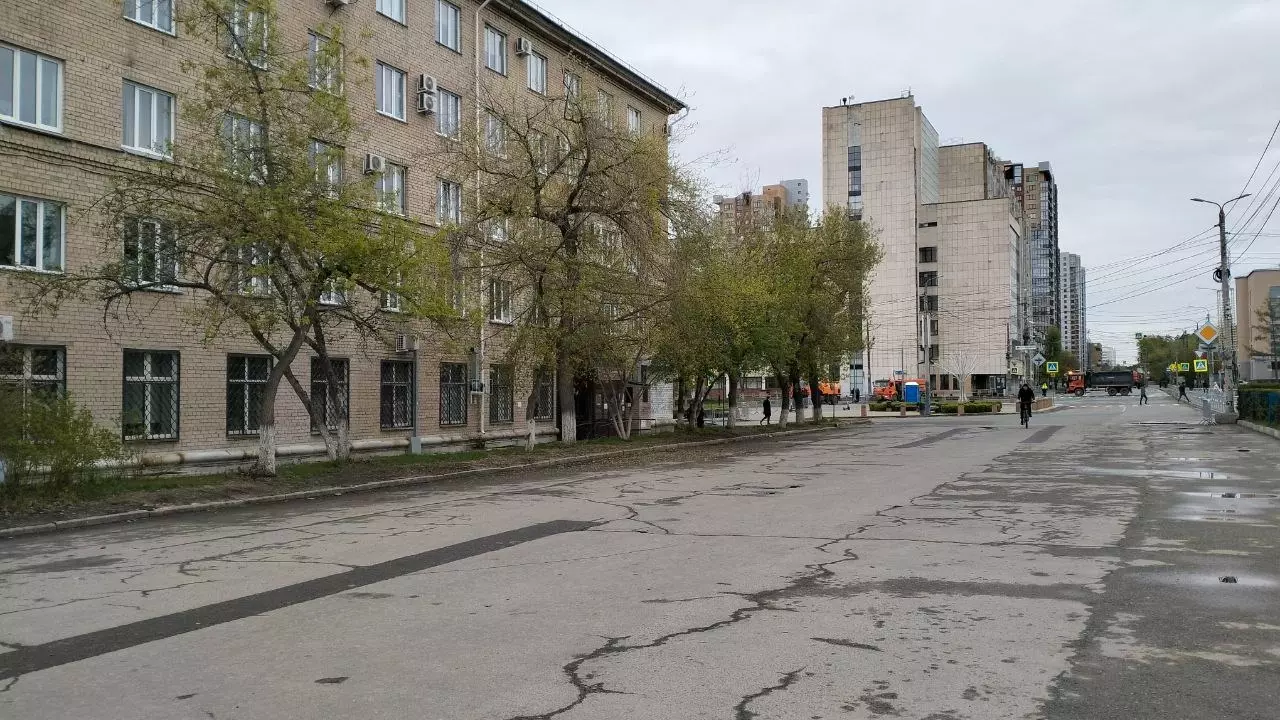 1 мая пустая парковка возле поликлиники №2 в Челябинске
