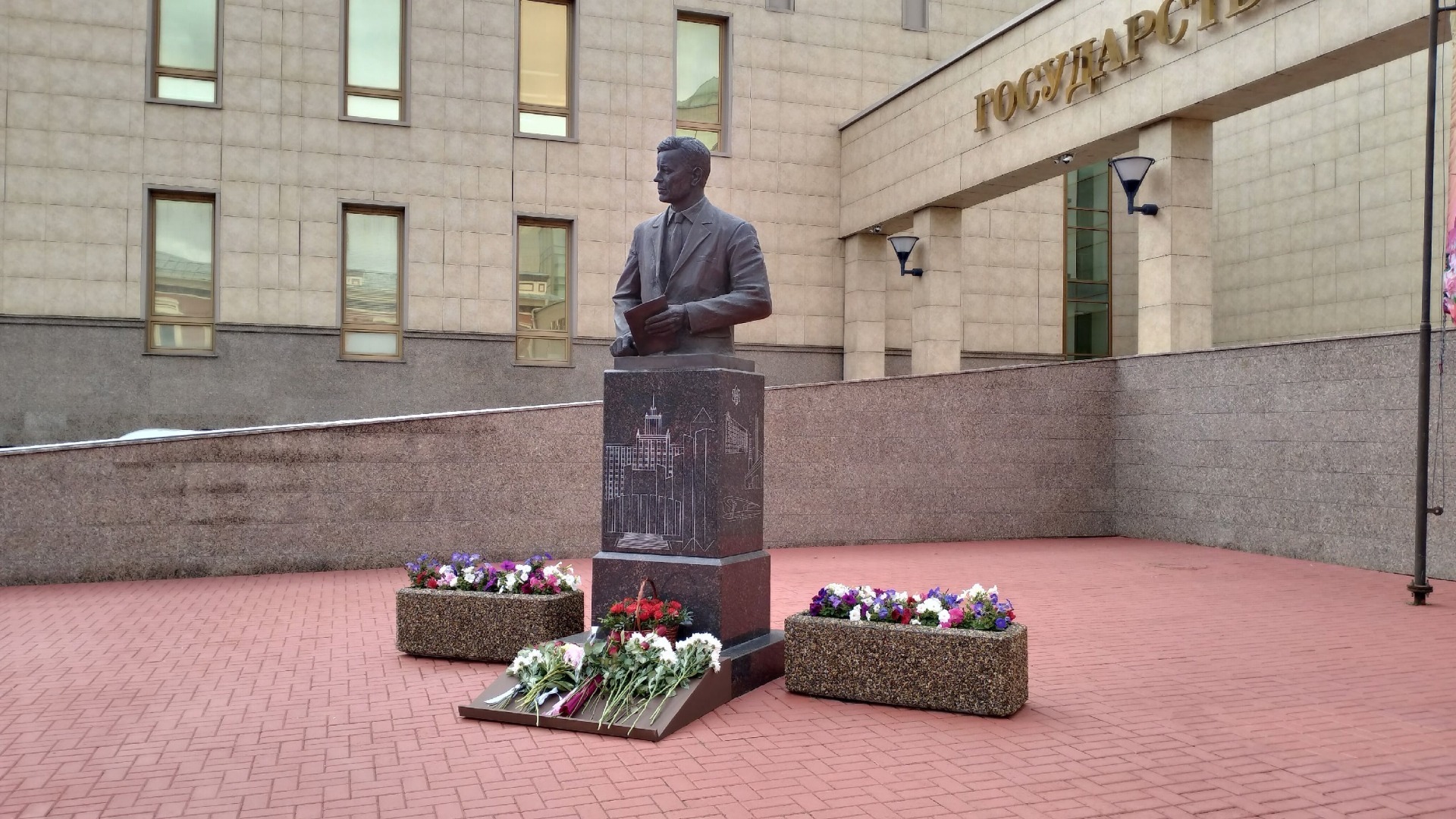 Почему губернатору Сумину поставили памятник в Челябинске?