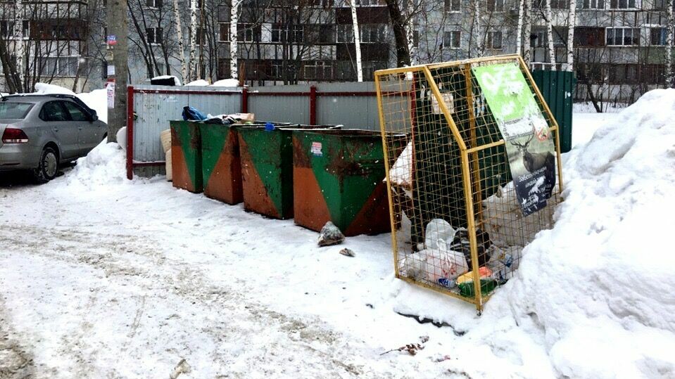 Вскрытый именной гроб нашли у мусорных баков во дворе дома в Челябинске