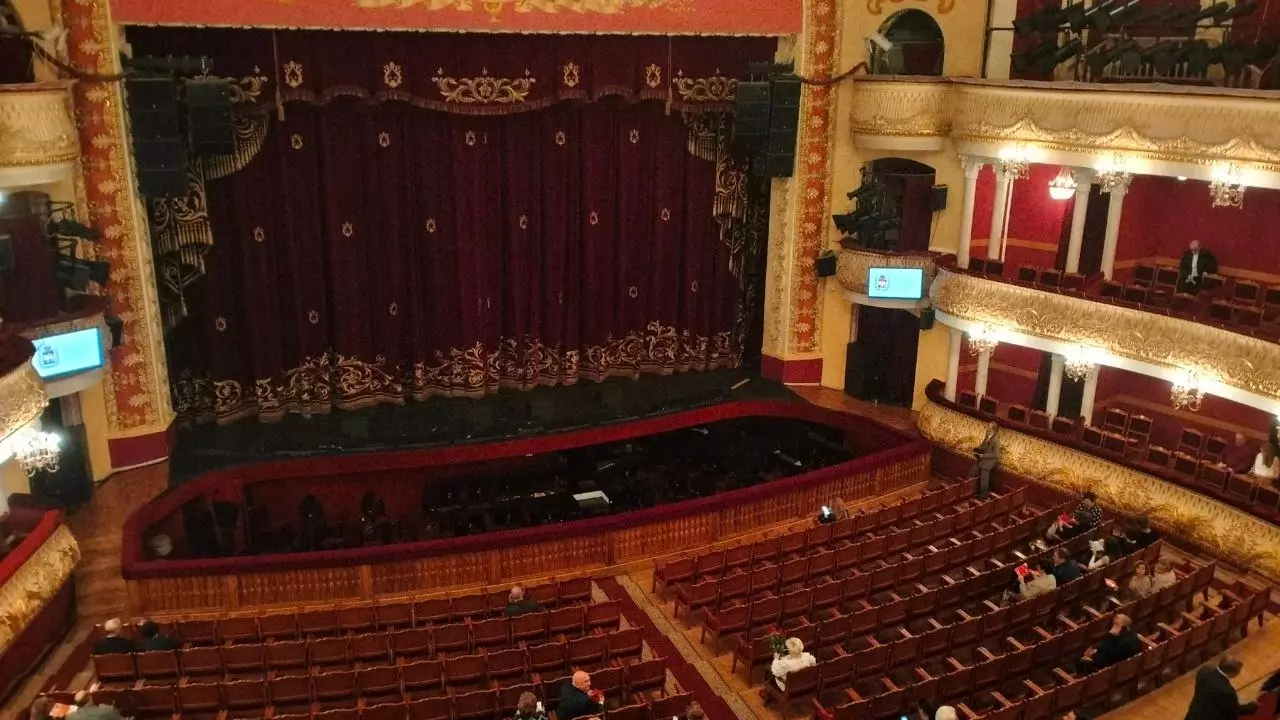 Зал Челябинского оперного театра