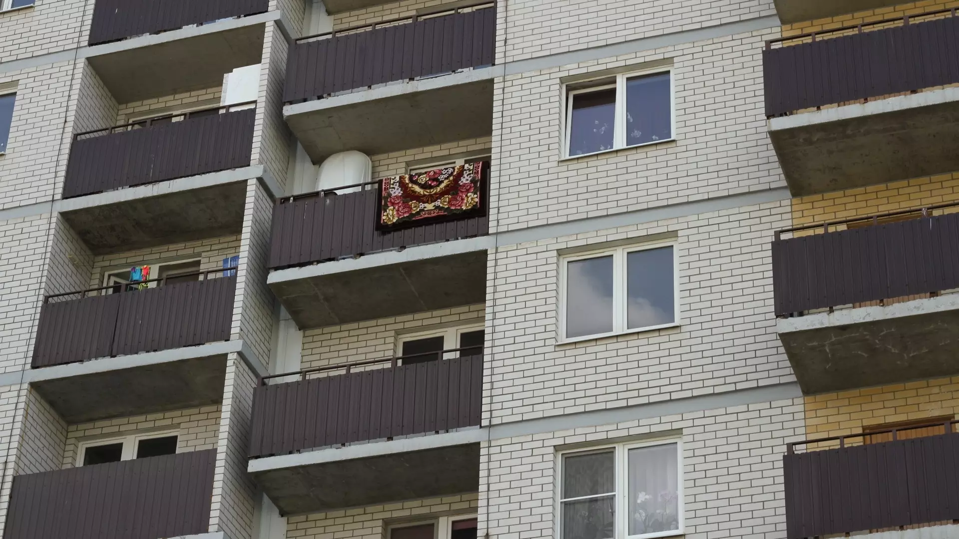 Мертвую пенсионерку нашли на балконе в Снежинске