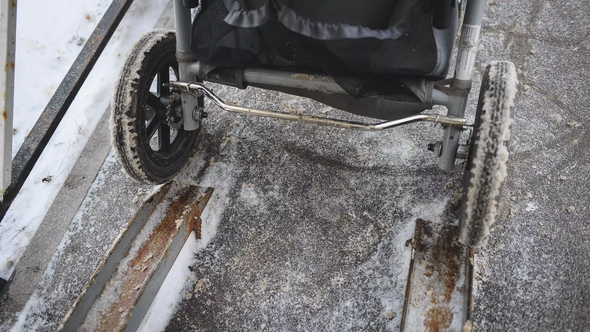Управляющая компания в Челябинске отрицает факт падения льда на детскую коляску