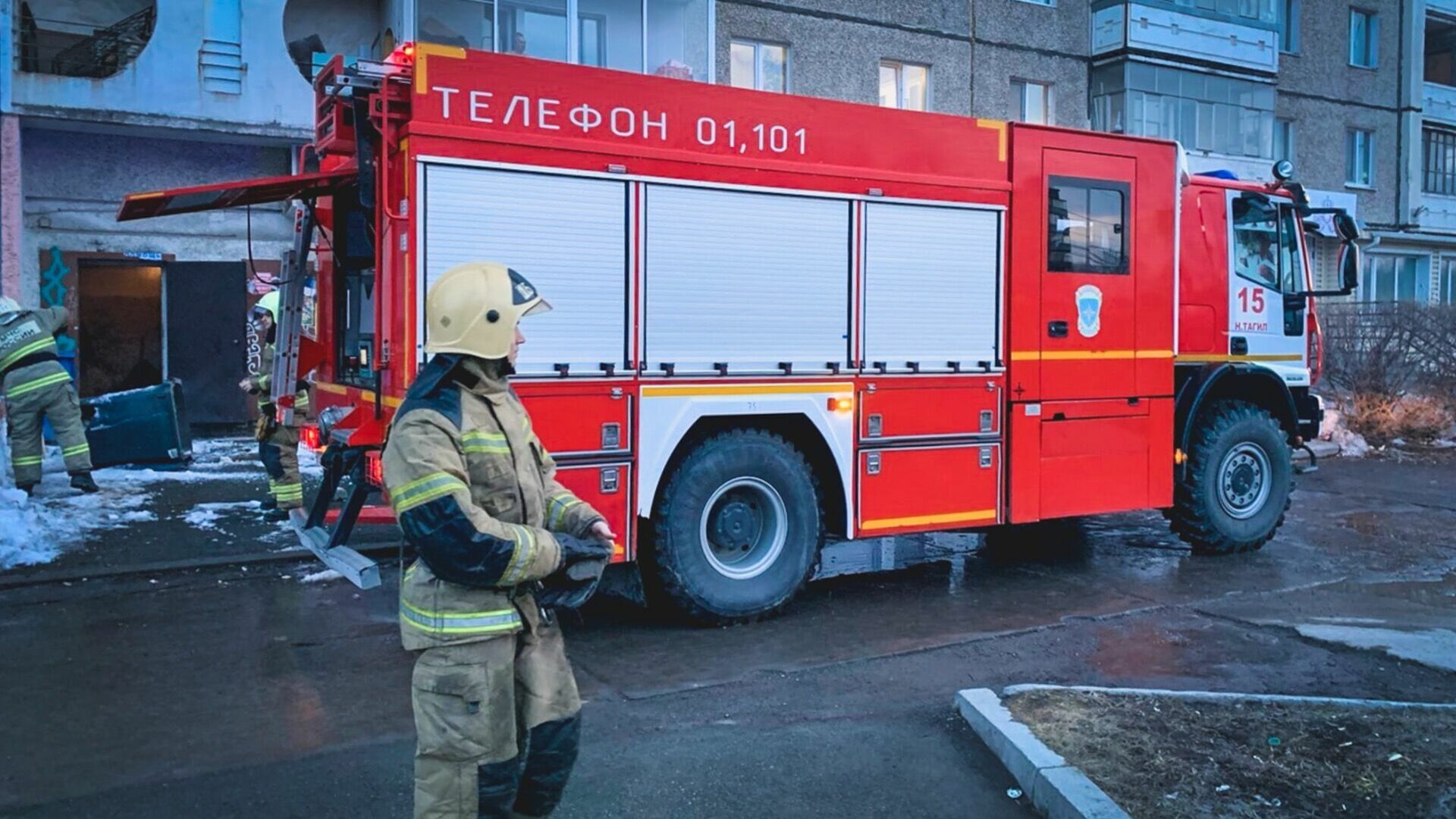 В Магнитогорске 25 человек эвакуировались из многоэтажки из-за пожара