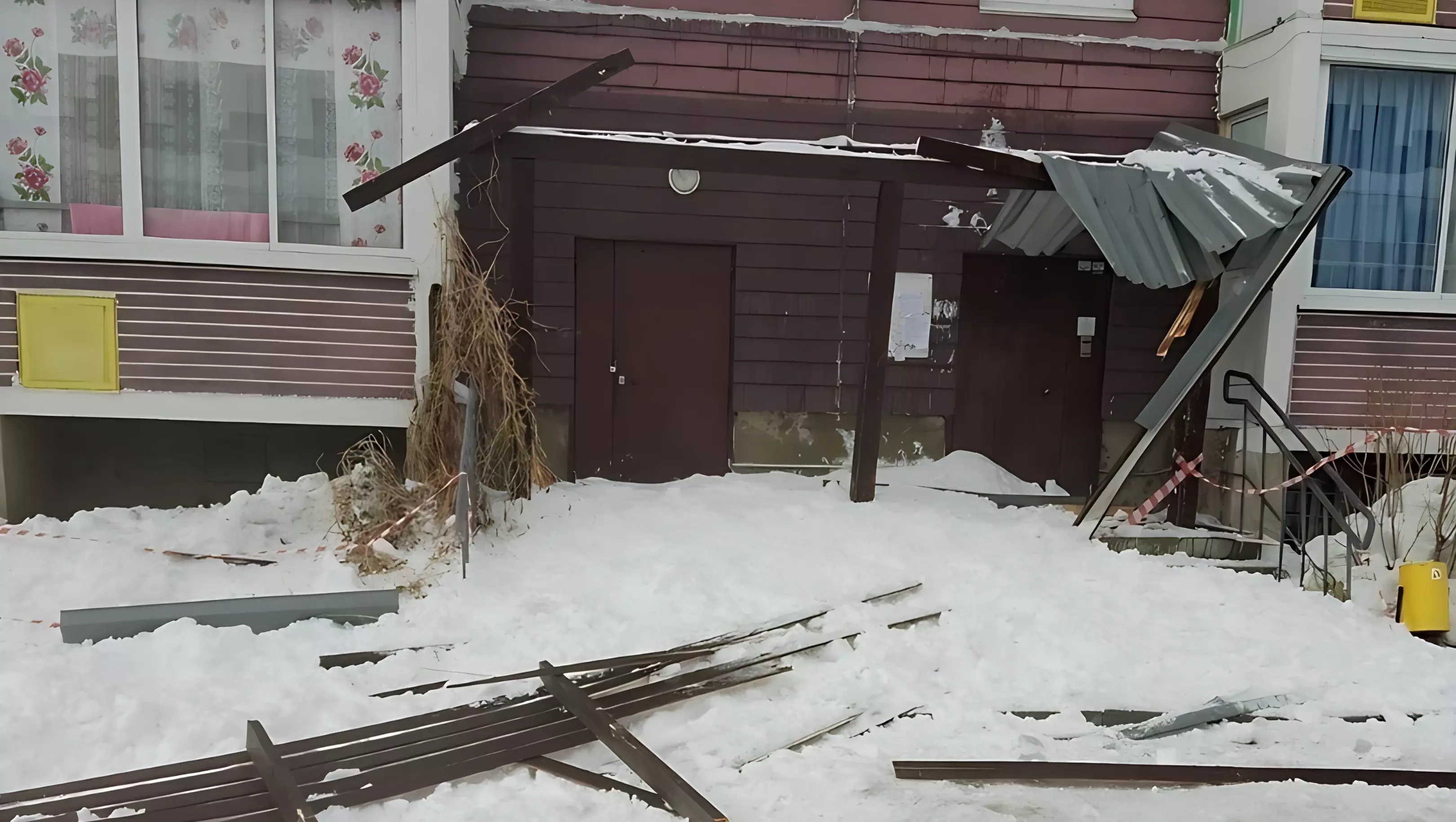 Козырек снесло: под Челябинском произошел сход «лавины» с крыши дома