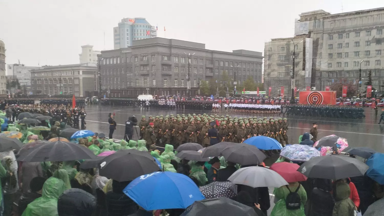 Парад 9 мая 2024 года прошел в Челябинске под дождем