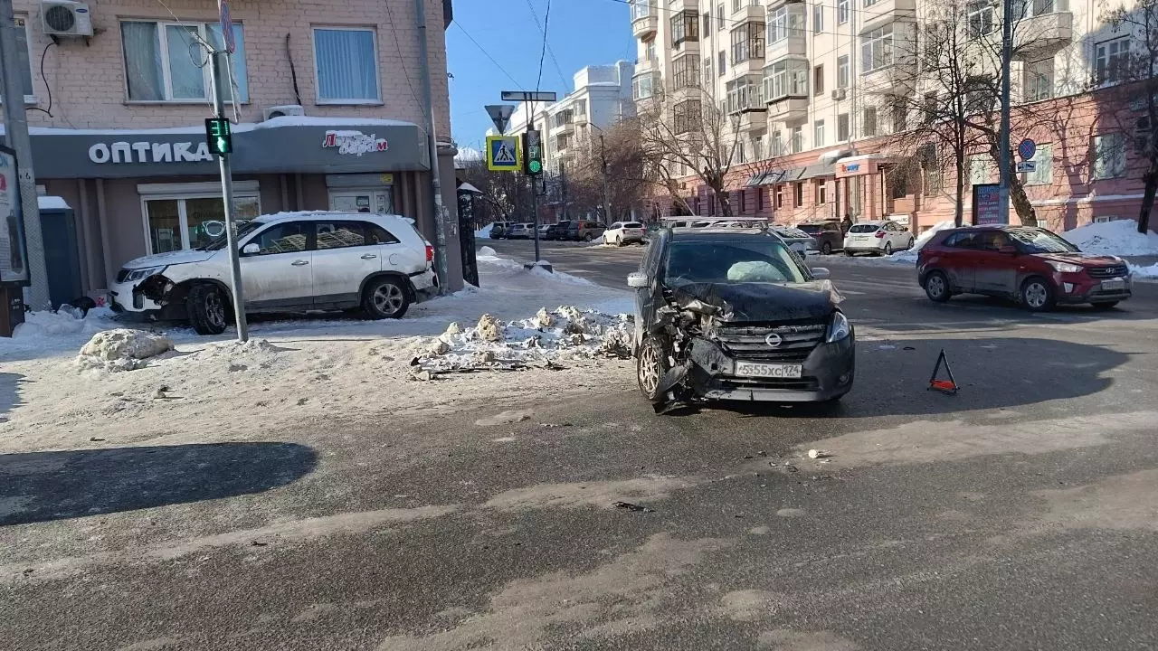 ДТП в Челябинске произошло возле ТРК «Урал»
